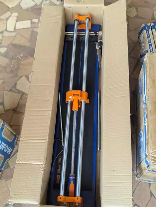 مقص بلاط يدوي